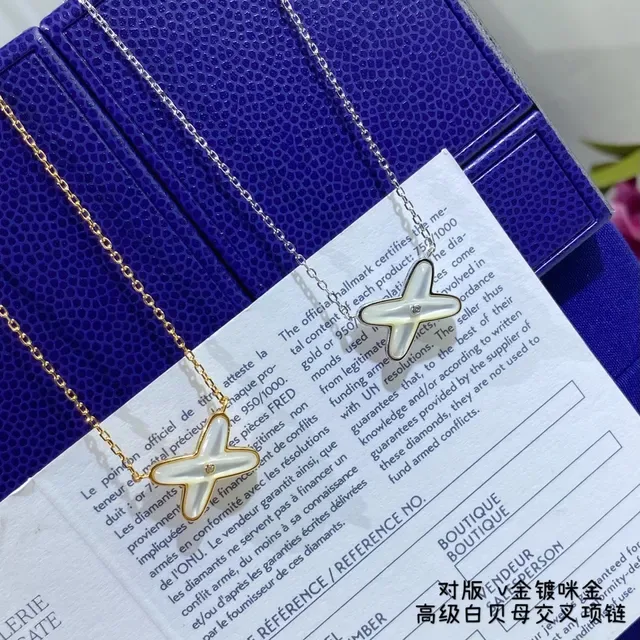 CHAUMET Pingente de Cruz em Forma de X em Madrepérola 8