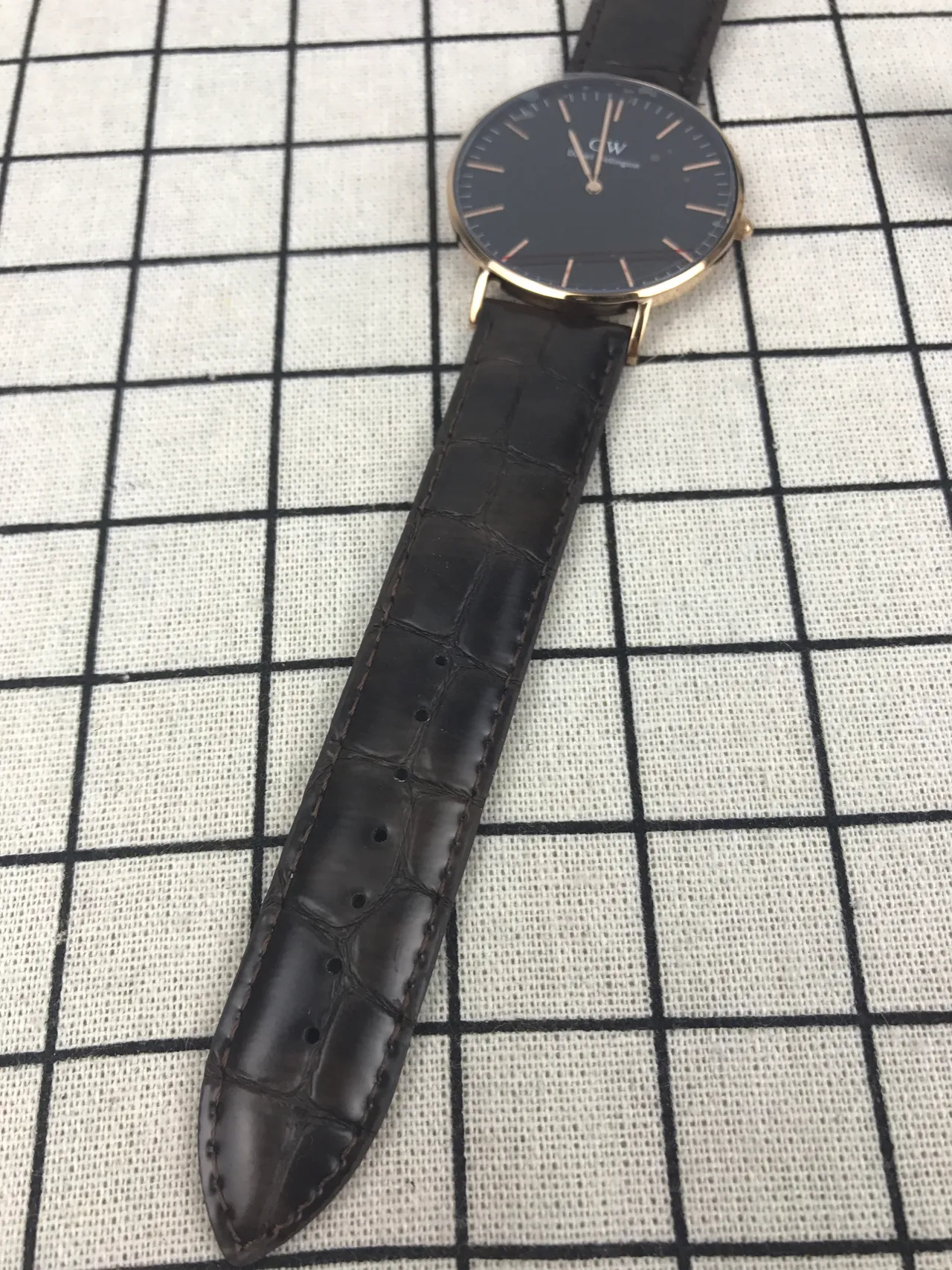 Daniel Wellington 经典黑色表盘金色石英手表 4