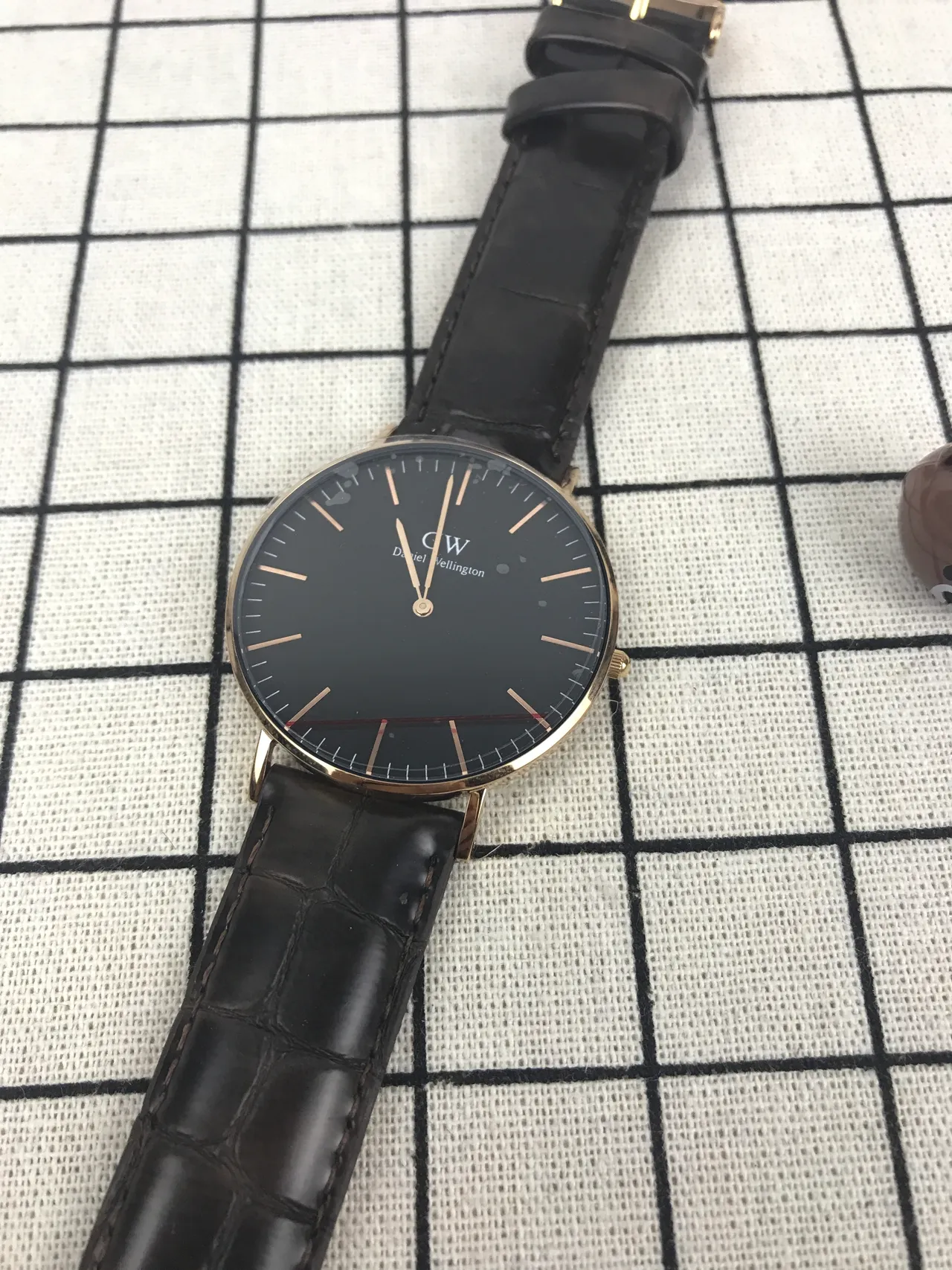 Daniel Wellington 经典黑色表盘金色石英手表 5
