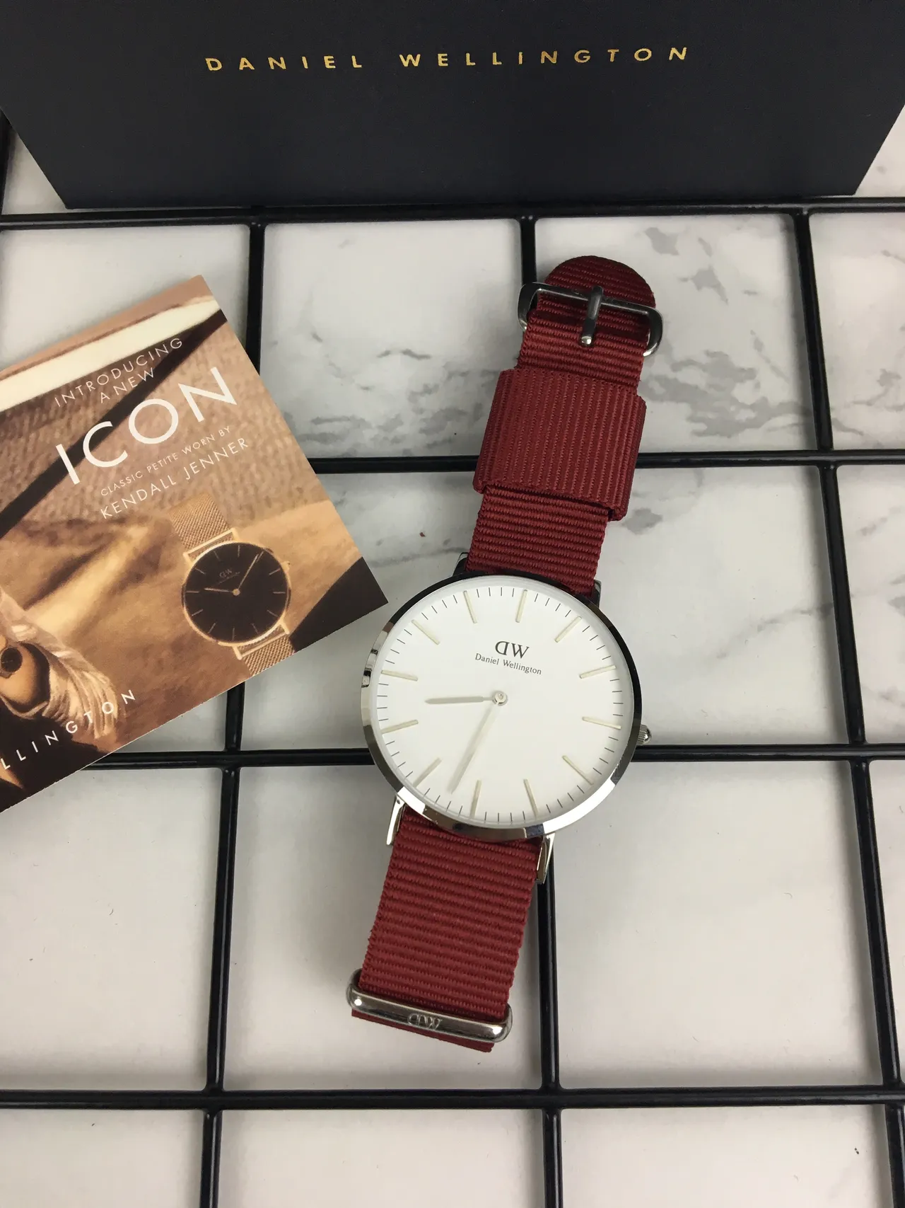 Daniel Wellington Classic Petite সাদা ডায়াল লাল NATO স্ট্র্যাপ কোয়ার্টজ ঘড়ি 3