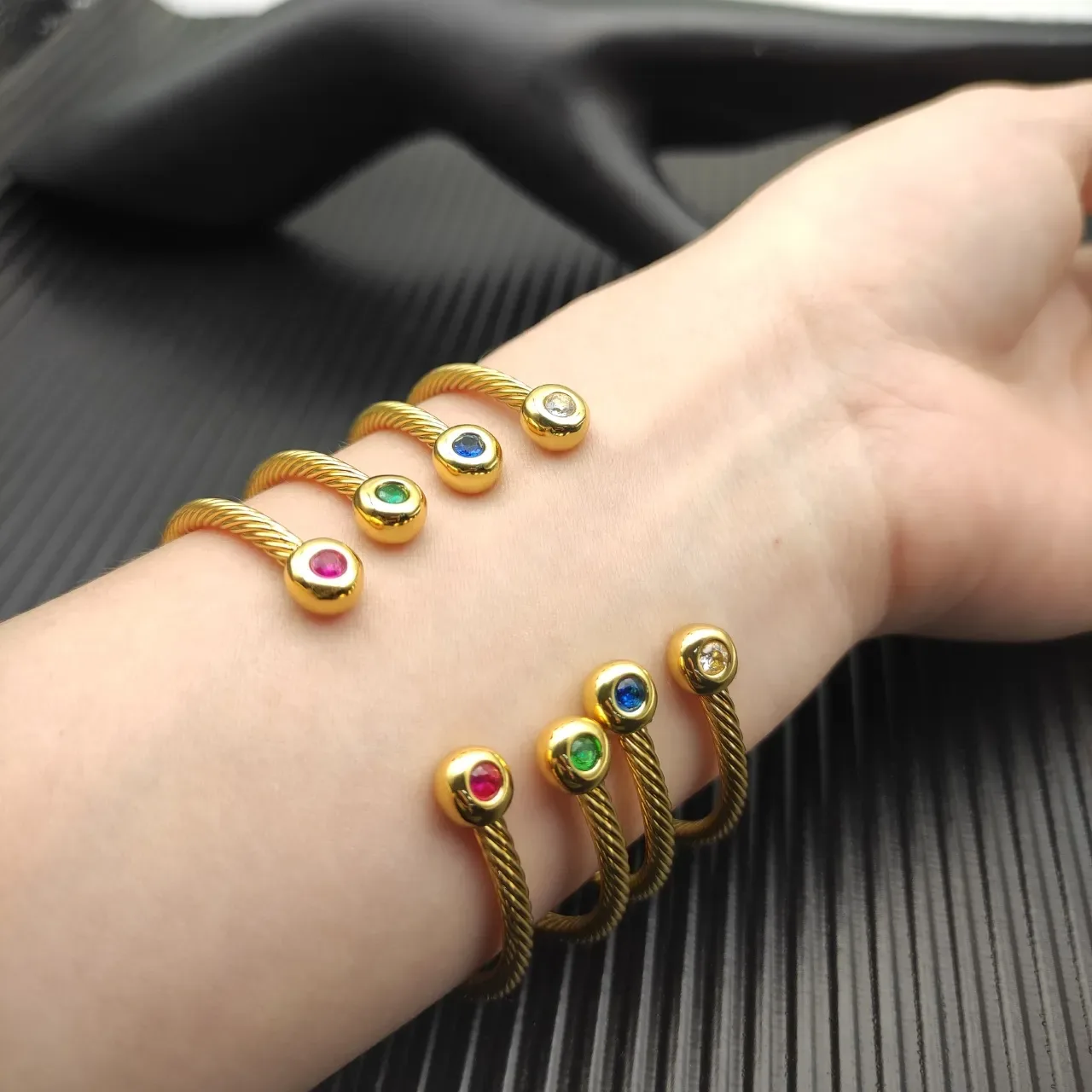 David Yurman Pulseira Faixa de Cabo Retorcido Gemas Engastadas em Bisel Esférico Cor Dourado Verde 3