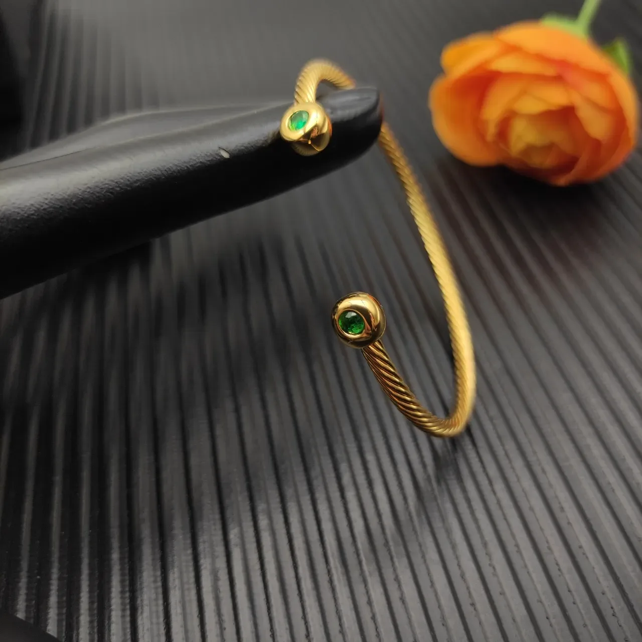 David Yurman Pulseira Faixa de Cabo Retorcido Gemas Engastadas em Bisel Esférico Cor Dourado Verde 4