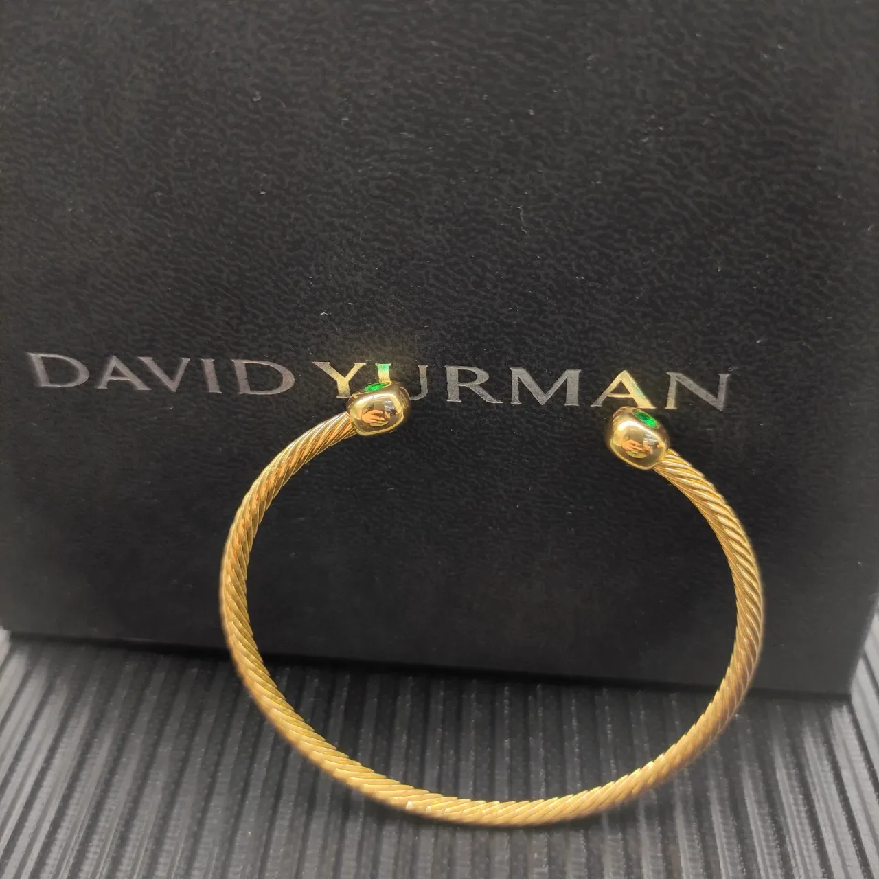 David Yurman Pulseira Faixa de Cabo Retorcido Gemas Engastadas em Bisel Esférico Cor Dourado Verde 7