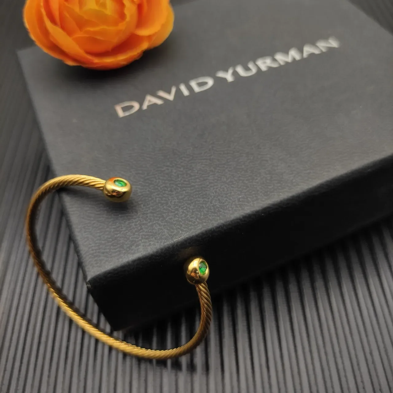 David Yurman Pulseira Faixa de Cabo Retorcido Gemas Engastadas em Bisel Esférico Cor Dourado Verde 8