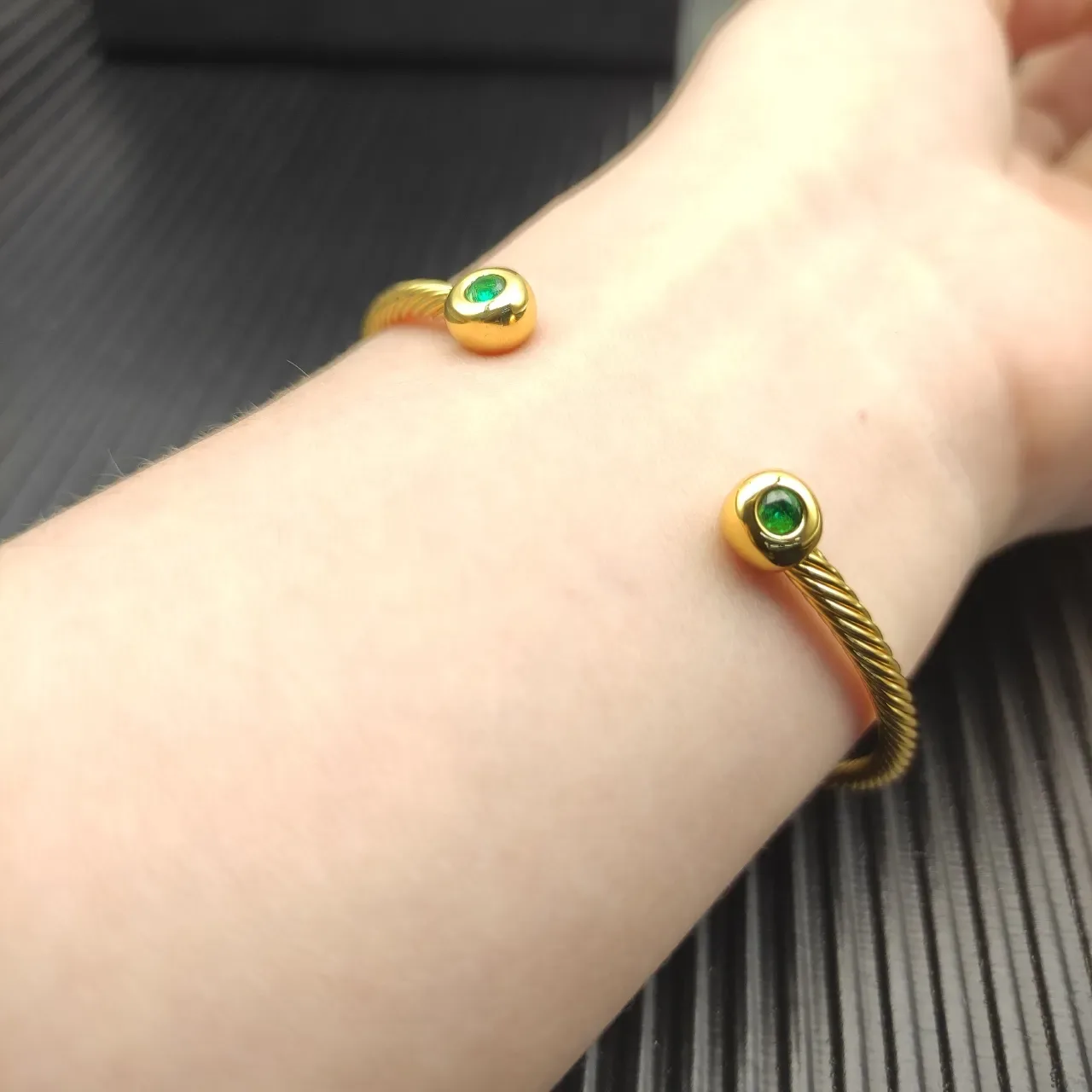 David Yurman Pulseira Faixa de Cabo Retorcido Gemas Engastadas em Bisel Esférico Cor Dourado Verde 9