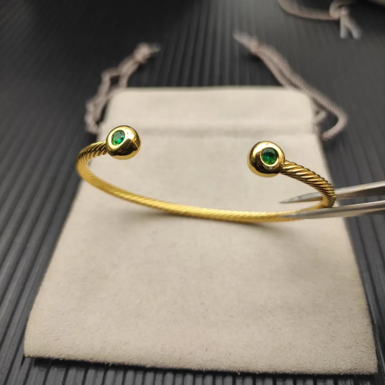 David Yurman Pulseira Faixa de Cabo Retorcido Gemas Engastadas em Bisel Esférico Cor Dourado Verde 10