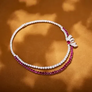 Collier à double rang de rubis et diamants avec fermoir de nœud