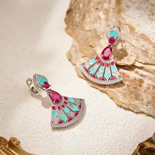 Brincos em forma de leque de esmalte e rubi
