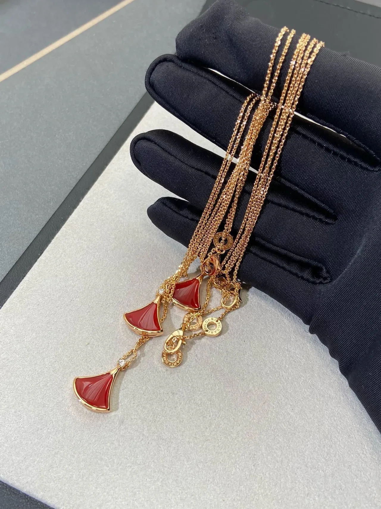 Colliers pendentifs en forme d'éventail émaillé rouge doré 2