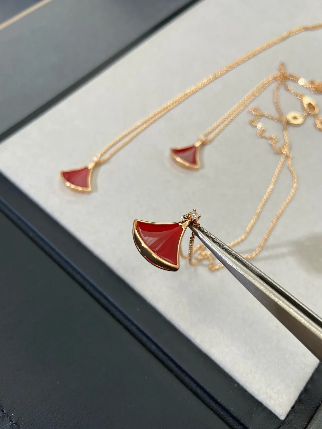 Colliers pendentifs en forme d'éventail émaillé rouge doré 3