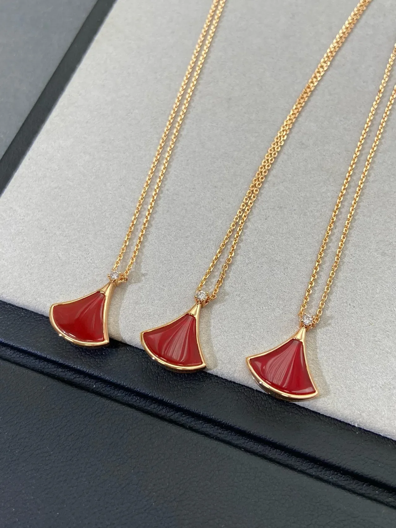 Colliers pendentifs en forme d'éventail émaillé rouge doré 4