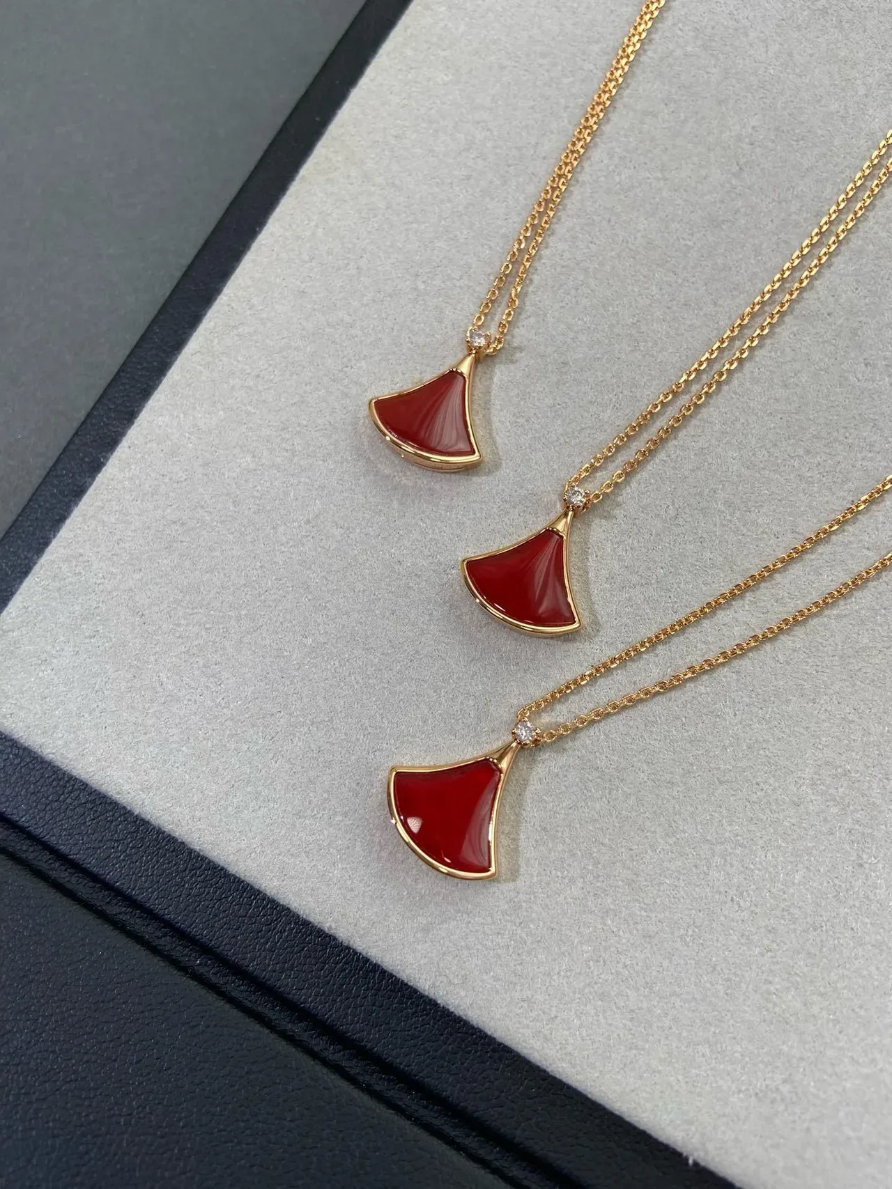 Colliers pendentifs en forme d'éventail émaillé rouge doré 5