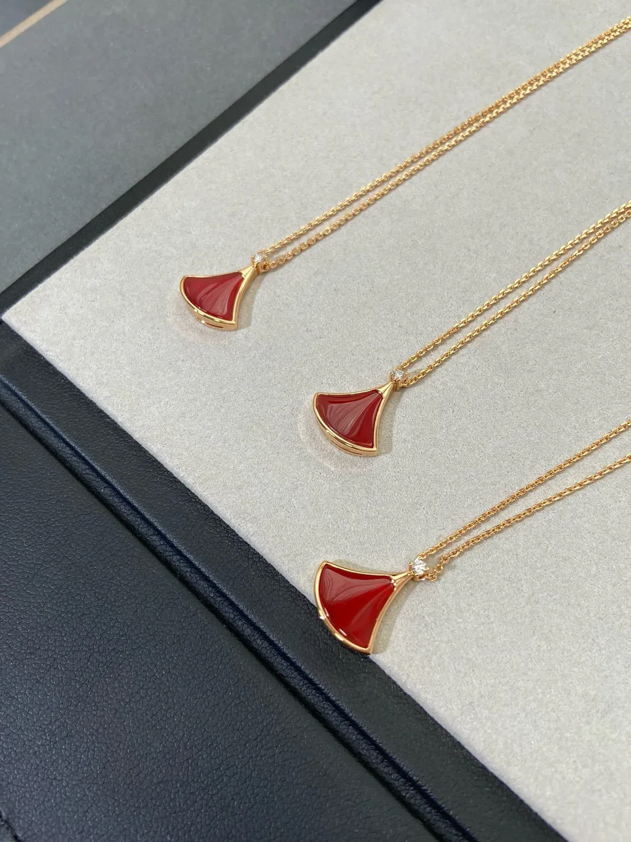 Colliers pendentifs en forme d'éventail émaillé rouge doré 6