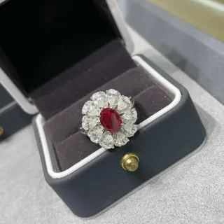 花卉簇状椭圆红宝石和梨形钻石戒指