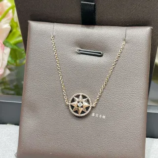 Collier avec chaîne en or et noir pendentif boussole et étoile