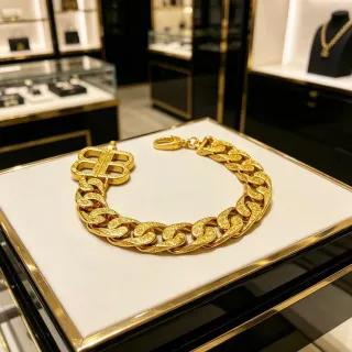 Pulsera de cadena curb link dorada gruesa con superficie texturizada