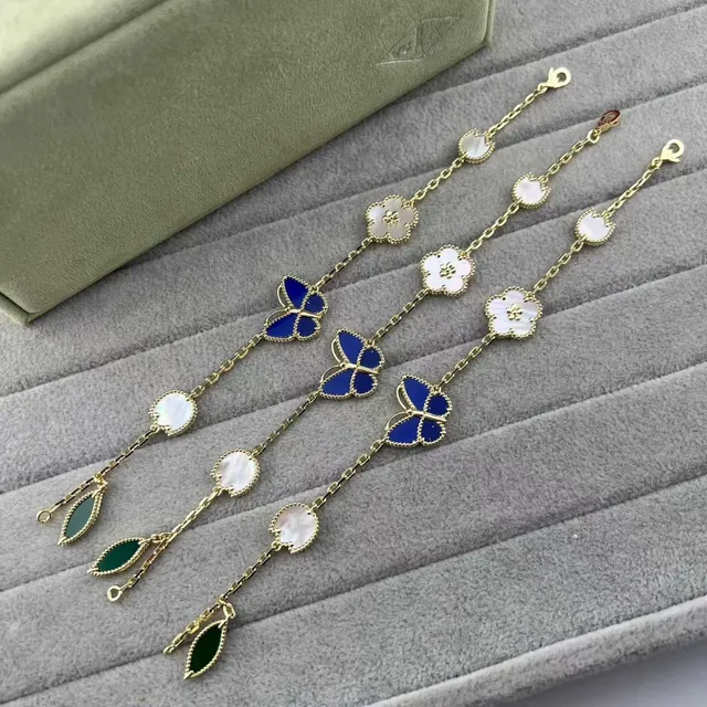 Pulseira de corrente dourada multicolor com charms florais de quatro folhas 1