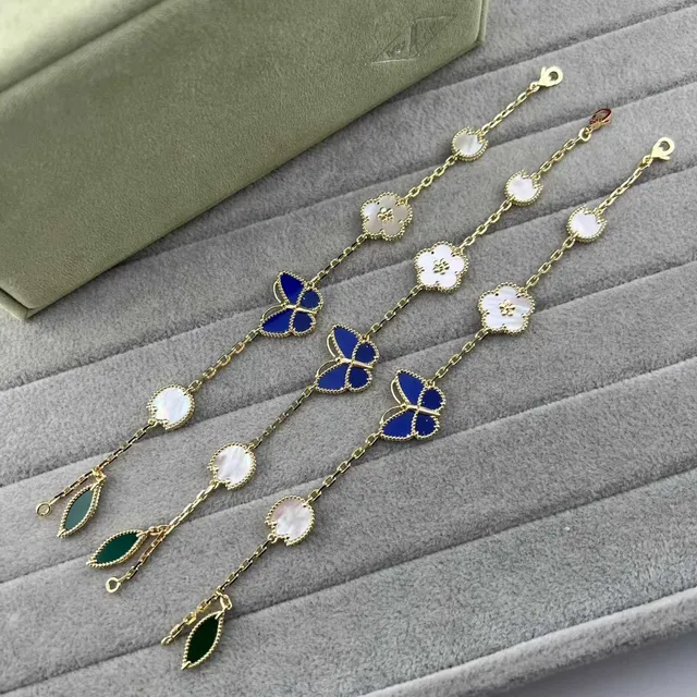Pulseira de corrente dourada multicolor com charms florais de quatro folhas 2