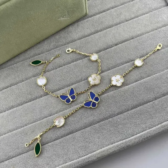 Pulseira de corrente dourada multicolor com charms florais de quatro folhas 4