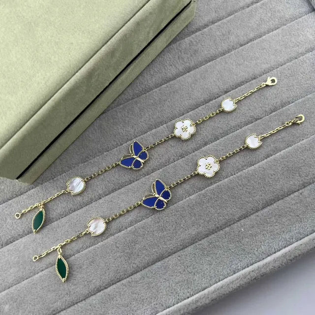 Pulseira de corrente dourada multicolor com charms florais de quatro folhas 5
