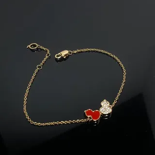 Pulsera de cadena dorada con esmalte rojo y dije de corazón