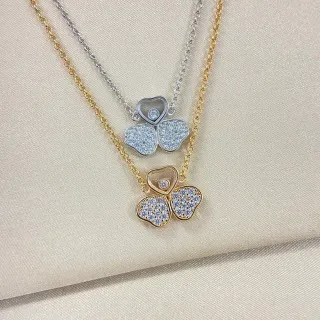 Collier pendentif trèfle en or et argent avec pierres pavé