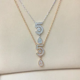 Collar con dije numérico '5' en oro y plata con piedras pavé-set