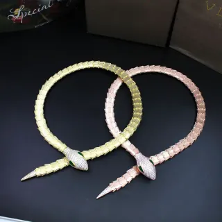 Collier doré en forme de serpent texturé en écailles