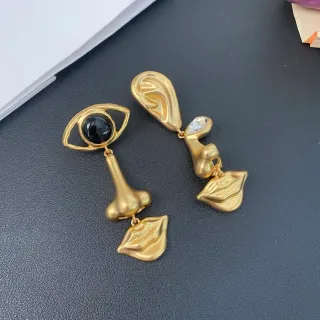 Brincos de tom dourado assimétricos escultóricos de característica facial