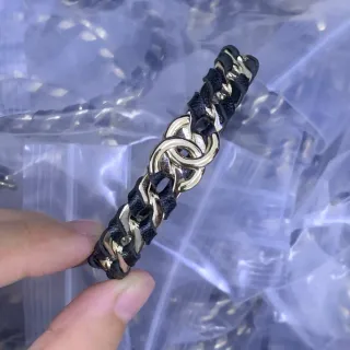 金色链条和黑色皮革编织手链