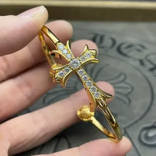 سوار مفتوح ذهبي اللون بنمط صليب pave-set