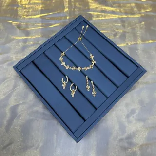 Brincos de aro dourados com cristais pendentes