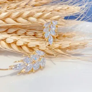 Brincos pendentes de cristal folha com tom dourado