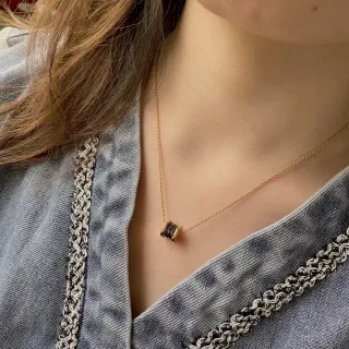 Collar con colgante de barril cilíndrico de tono dorado