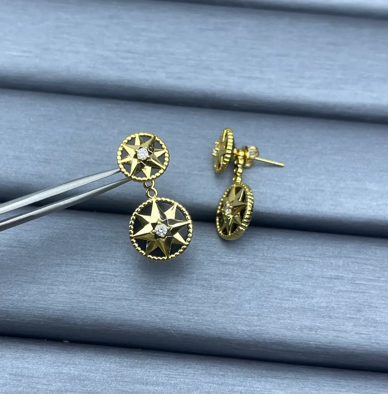 Boucles d'oreilles à Cristal avec Motif d'Étoile Double Doré 2