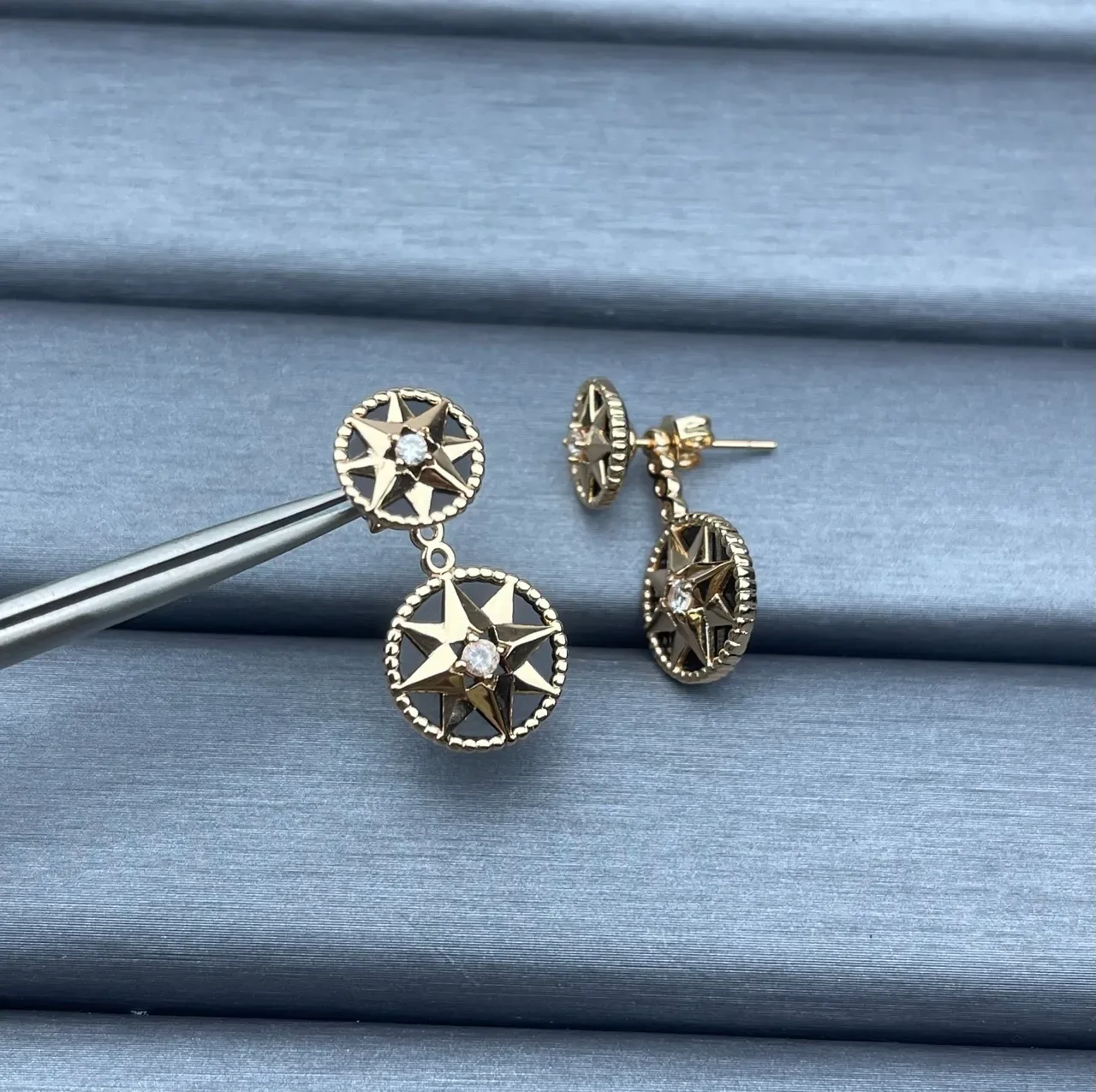 Boucles d'oreilles à Cristal avec Motif d'Étoile Double Doré 3