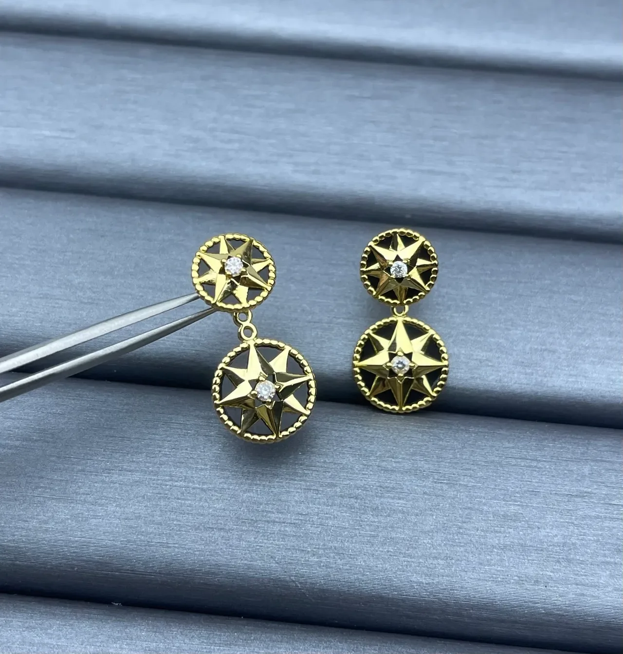 Boucles d'oreilles à Cristal avec Motif d'Étoile Double Doré 4