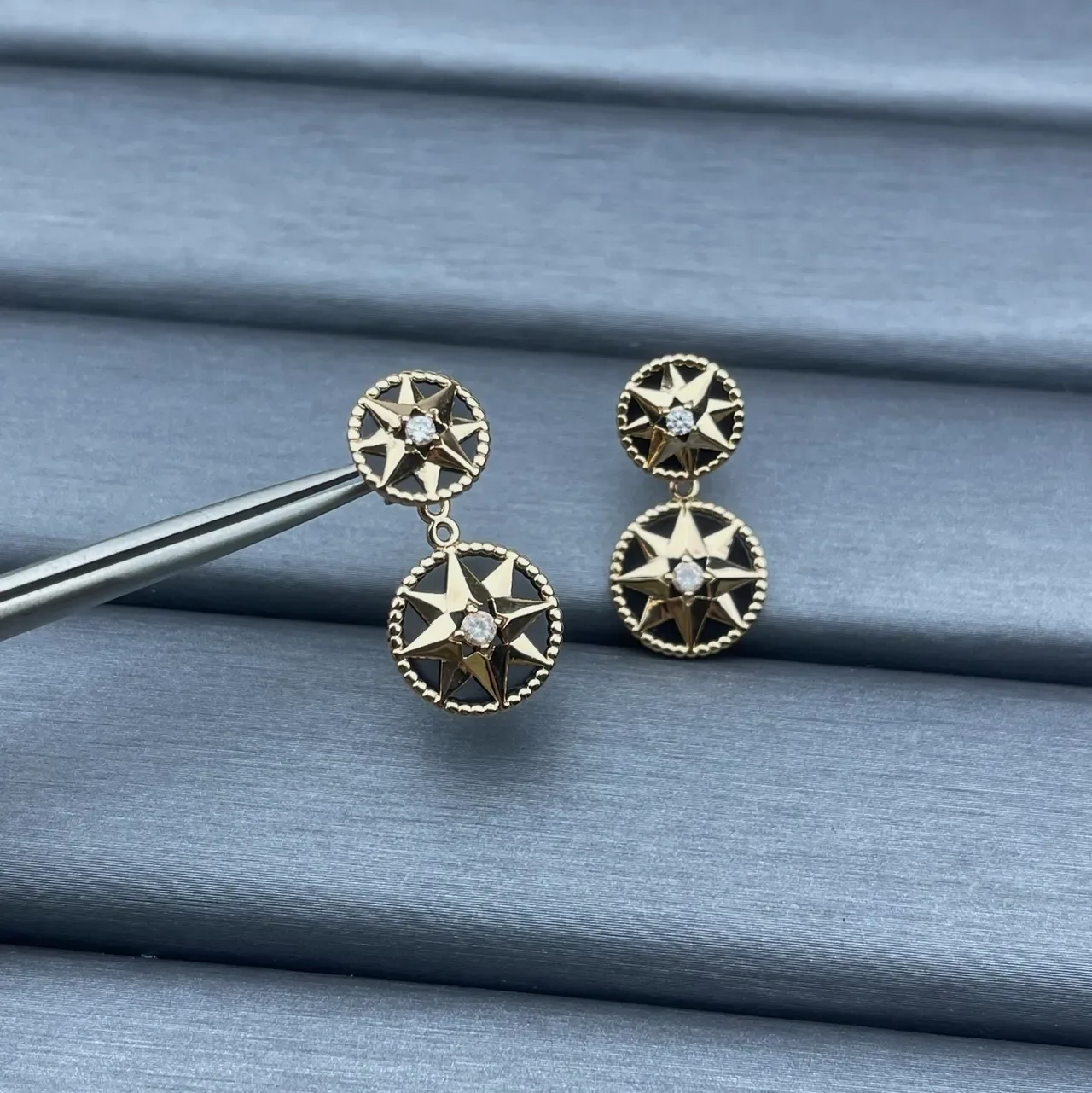 Boucles d'oreilles à Cristal avec Motif d'Étoile Double Doré 5