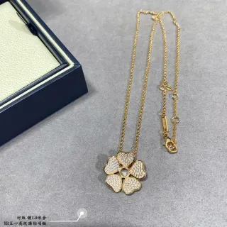 Collier de fleur de cœur à cinq pétales pavé en ton doré
