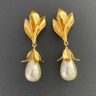 Brincos de pérola de gota com motivo floral em tom dourado