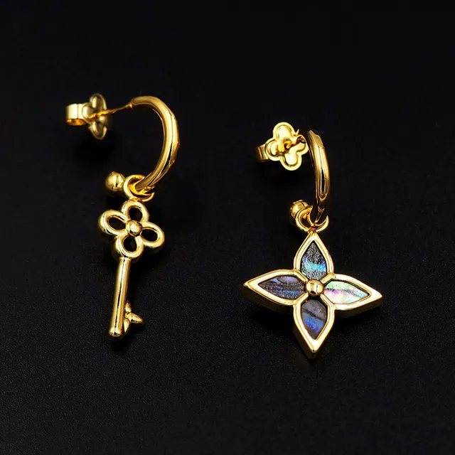 Brincos com chave Gold-Tone e Quatrefoil de concha incrustada 4