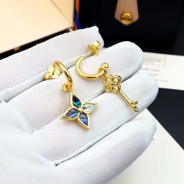 Brincos com chave Gold-Tone e Quatrefoil de concha incrustada 6