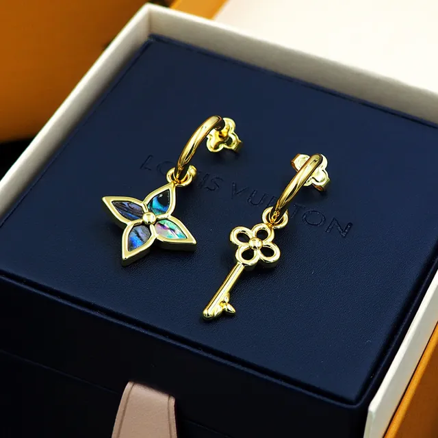 Brincos com chave Gold-Tone e Quatrefoil de concha incrustada 8
