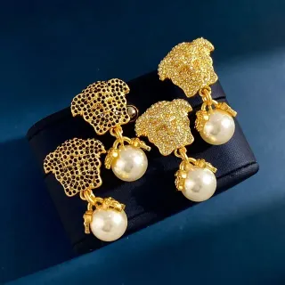 Brincos de gota cabeça de Medusa pavé pérolas dourado
