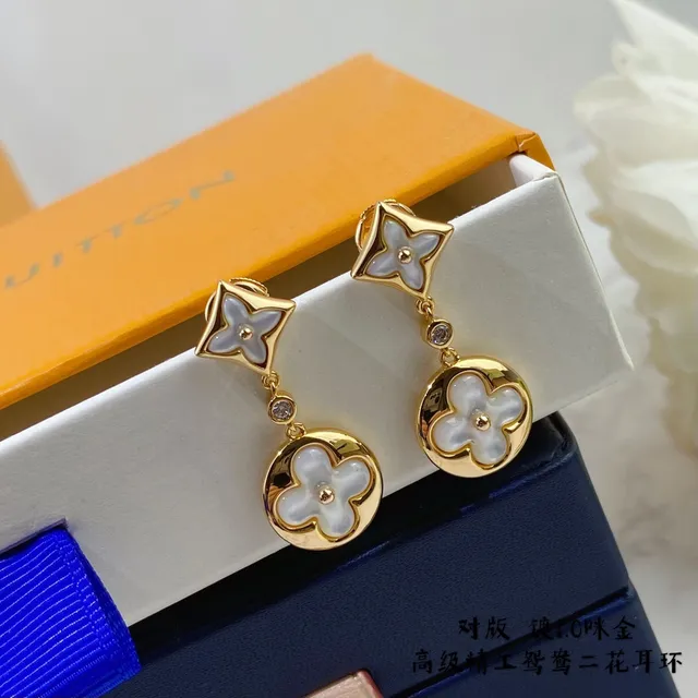 Aretes colgantes de flor de cuatro pétalos de madreperla tono dorado 3