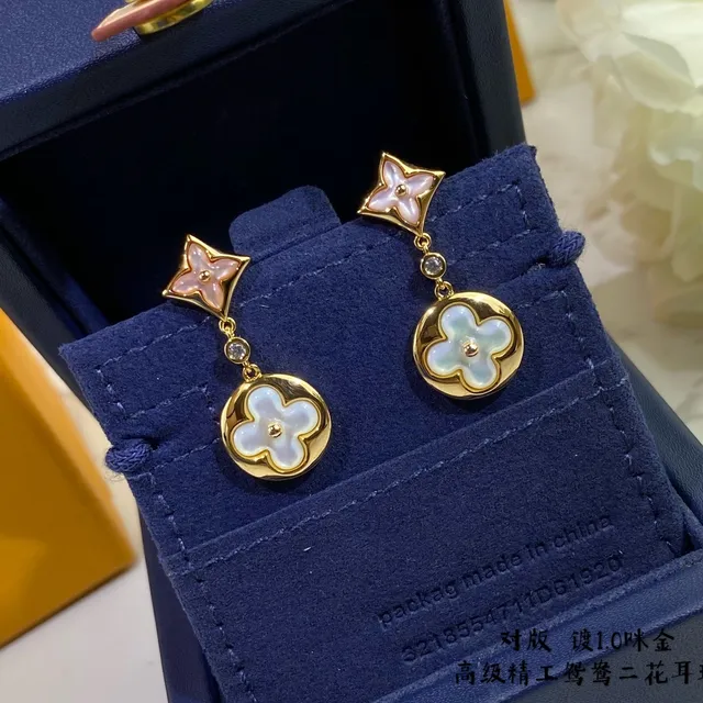 Aretes colgantes de flor de cuatro pétalos de madreperla tono dorado 4