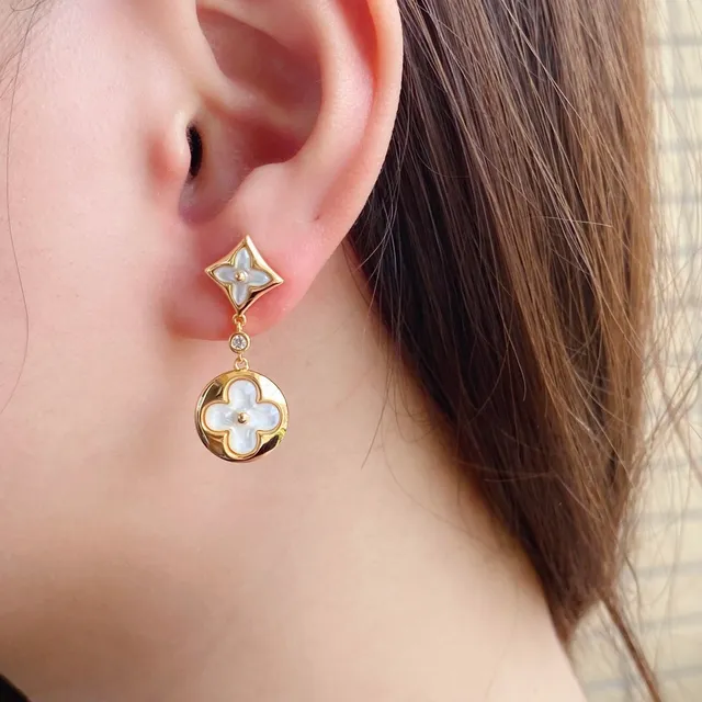 Aretes colgantes de flor de cuatro pétalos de madreperla tono dorado 6