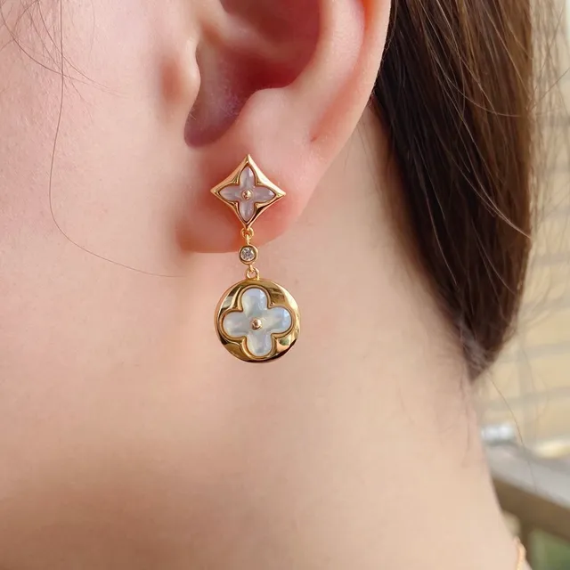 Aretes colgantes de flor de cuatro pétalos de madreperla tono dorado 7