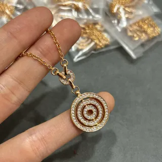 Collar con colgante de tono dorado con círculos concéntricos múltiples pavé