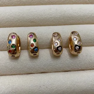 Brincos aros dourados multipedras com bisagra